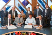 Die Preisträger (sitzend, von links) Daniel Brunner, Doku-Zug; Werner Mathis, Rudolf Steiner, Peter Hodel, alle vom Verein Loipe Zugerberg. Zugesellt haben sich (von links) Stadtschreiber Martin Würmli, Stadtpräsident Dolfi Müller, die Stadträte Vroni Straub-Müller, Karl Kobelt, André Wicki und Urs Raschle. (Bild: PD)
