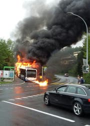 Der Bus im Vollbrand: brennender Treibstoff rinnt auf die Strasse. (Bild: Leserbild Esther Schnyder)