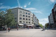 Die Alpenstrasse vom Bahnhof aus: gestern Nachmittag (oben) und in rund drei Jahren (unten). (Bild: Maria Schmid; Visualisierung: PD)