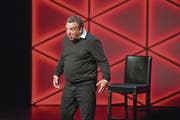 Nicht unbedingt mit feiner Klinge, aber mit hohem Rhythmus und riesiger Präsenz: Marco Rima im KKL. (Bild: Dominik Wunderli (16. September 2017))