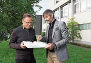 Stadtmodell-Stiftungsräte Daniel Lischer (links) und Mark Imhof mit einer Modellkachel. (Bild: Corinne Glanzmann (Luzern, 11. September 2017))