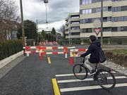 Kein Vortritt: Schranken bremsen Velofahrer auf dem neuen Veloweg Luzern-Kriens auf dem ehemaligen Zentralbahntrassee vor der Horwerstrasse. (Bild: René Meier (Luzern, 7. März 2017))