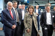 Bundesrätin Doris Leuthard mit dem Luzerner Regierungsrat Robert Küng (links) und Felix Graf, CEO der Centralschweizerischen Kraftwerke, im CKW-Besucherzentrum. Bild: Nadia Schärli (Rathausen, 19. Oktober 2016)