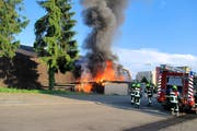 Die Feuerwehr stand mit 75 Personen im Einsatz. Hier nimmt die Feuerwehr das Tanklöschfahrzeug in Betrieb. (Bild: www.frsursee.ch)