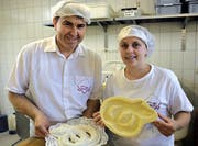 Zizi Milosevic und Sofi Hajrulahi präsentieren die weisse Änis-Schlange. (Bild Romano Cuonz)
