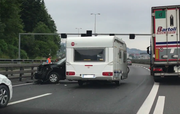 Das Auto mit angehängtem Wohnmobil stellte sich quer. (Bild: Tele1/Radio Pilatus)