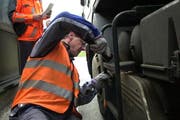 Bei einer Schwerverkehrskontrolle werden die Fahrzeuge auf ihre Verkehrstauglichlkeit kontrolliert. (Symbolbild Neue LZ)