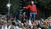 Cyrill Balmer in seinem Garten inmitten seiner zahlreichen Fabelwesen und Zwerge. (Bild: Stefan Kaiser (Cham, 7. April 2017))