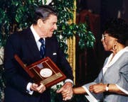 1987 überreicht der US-Präsident Ronald Reagan Ella Fitzgerald die nationale Ehrenmedaille der Künste. (Bild: AP)