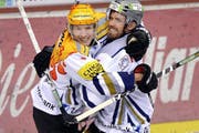 Damien Brunner (l.)jubelt mit Henrik Zetterberg. (Bild: Keystone/Walter Bieri)