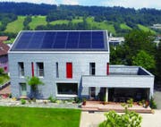 Einfamilienhaus Rey in Malters nach der Sanierung. (Bild: PD / Solarpreis 2015)