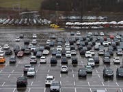 Grau, schwarz oder weiss und meistens VW: Das zeigt ein Blick in die Statistik der Neuwagen 2017. (Symbolbild) (Bild: KEYSTONE/GAETAN BALLY)