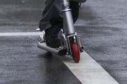 Das Mädchen, der auf einem Kickboard unterwegs war, wurde von einem Auto angefahren. (Symbolbild) (Bild: Keystone)