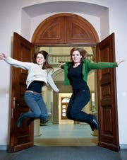 Die beiden jüngsten Parlamentarierinnen: Fiona Schär (29, links) und Sara Agner (28, beide SP) im Luzerner Regierungsgebäude. (Bild: Boris Bürgisser / Neue LZ)