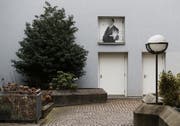 Alfred Hitchcock, 1967 von Werner Pfändler in St. Moritz fotografiert, schaut etwas genervt durch das «Fenster zum Hof» an der Rückseite des Kinos Seehof. (Bild: Stefan Kaiser)