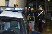 Roberto Spada, Bruder des örtlichen Mafiabosses Carmine, wird von den Carabinieri abgeführt. (Bild: Massimo Percossi/EPA (Ostia, 9. November 2017))