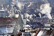 Treibhausgase setzen dem Klima zu: rauchende Kamine bei winterlicher Kälte auf den Dächern der Stadt Zürich. (Bild: Keystone/Alessandro Della Bella)