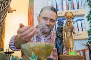 «Männliche Hexe» hört er nicht so gerne, er bezeichnet sich lieber als Wicca: Wilhelm Haas in seinem Laden Zwischenwelt in Luzern. Zu Hause hat er einen kleinen Altar, tägliche Rituale sind für ihn unabdingbar. (Bild Dominik Wunderli)