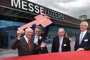 Die Messehalle 1 ist fertig. An der Eröffnung dabei waren Messe-Präsident Alfred N. Becker, Stadtpräsident Stefan Roth, Regierungsrat Robert Küng und Lumag-Präsident Franz Müller. (Bild: Nadia Schärli / Neue LZ)