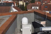 Der Radar befindet sich auf dem Dach des Besuchszentrums und misst permanent die Vogelaktivität im Himmel über Sempach. (Bild PD/Schweizerische Vogelwarte Sempach)