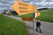 Der Verein Luzerner Wanderwege will dafür sorgen, dass Wanderer künftig mehr auf Schotterwegen statt auf Asphalt gehen können. Das bedinge auch eine Anpassung der Wegweiser, sagt Andreas Lehmann vom Verein. (Bild: Eveline Beerkircher (Rain, 14. September 2017))
