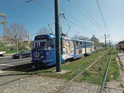 Das Tram Nr. 3 fährt auf der Ulica Zmaja od Bosne («Sniper Alley»). (Bild: Michael Hug)