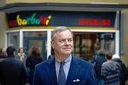 Rudi Bindella (64) vor dem «Barbatti». Dieses will er nach der vorübergehenden Schliessung Ende Jahr am 19. Februar neu eröffnen. (Bild Pius Amrein)