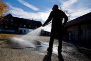 Zuger Landwirte mit eigener Quelle müssen derzeit wegen der Trockenheit das Wasser rationieren. (Bild: Stefan Kaiser / Neue ZZ)