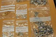 Sortiert, beschriftet – und beschlagnahmt: der Schmuck, den die beiden Händler bei sich hatten. (Bild: Zuger Polizei)