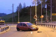 Der Fahrer dieses Wagens war ohne gültigen Fahrausweis, dafür alkoholisiert unterwegs. (Bild: Kantonspolizei Schwyz)
