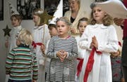 In selbstgemachten Kostümen feiern die jungen Schweden das Luciafest. (Bild: Manuela Jans-Koch (Luzern, 10. Dezember 2017))