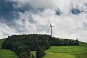 Diese Windkraftanlage besteht bereits: Die Lutersarni der CKW in Entlebuch. Das Bild entstand am Dienstag, 25. August 2015. (Bild: Pius Amrein / LZ (Entlebuch, 25. August 2015))