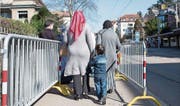 Türken stehen vor dem Konsulat in Zürich an, um ihre Stimme abzugeben. (Bild: Ennio Leanza/KEY (27. März 2017))