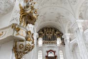 Hochaltar und Orgen in der Klosterkirche St. Urban (Bild: Roger Grütter)