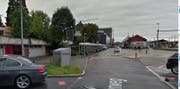 Die Unfallstelle beim Bahnhof Pfäffikon: links die Garagenboxen, vorne der Velounterstand. (Bild Google Street View)