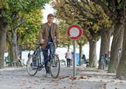 Grossstadtrat Christian Hochstrasser (Grüne) vor dem Fahrverbot beim Nationalquai/Luzernerhof.Bild: Dominik Wunderli (Luzern, 27. September 2016).