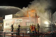 Die Feuerwehreinsatz mit über 100 Mann während der Nacht. (Bild: Kantonspolizei Uri)