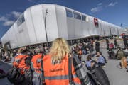 Die Situation am Mittwochmittag vor der Mall of Switzerland. (Bild: Pius Amrein (14. März 2018, Ebikon))