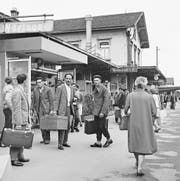 Die ersten serbischen Gastarbeiter in der Schweiz bei ihrer Ankunft in Buchs SG. (Bild: Keystone/Photopress-Archiv/Grunder (9. Mai 1965))
