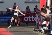 Der Sieger Dominik Lötscher beim Zieleinlauf. (Bild: Kurt Grüter)