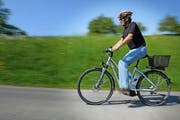 Immer mehr ältere Menschen verletzen sich auf Velos und E-Bikes (Symbolbild). (Archivbild Boris Bürgisser)