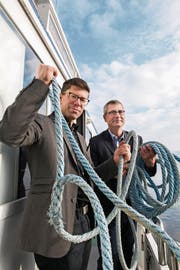 Die Chefs: Jérôme Martinu, Chefredaktor, und Pascal Hollenstein, Leiter Publizistik NZZ Regionalmedien (rechts), halten die Taue fest in der Hand – hier auf dem Motorschiff Titlis. (Bild: Eveline Beerkircher)