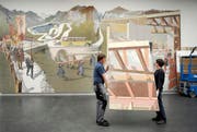 Montage des Landibilds von Hans Erni im Mai 2009. (Bild Pius Amrein/Neue LZ)
