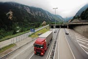 Das Göschener Wahrzeichen, der Teufelsstein (links), wird weiter über die Autofahrer wachen. (Bild: Michael Buholzer/Reuters (Göschenen, 11. Juli 2012))