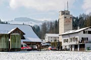 Hier in Malters, im weissen Haus hinter dem Silo, nahm sich die 65-jährige Frau am 9. März das Leben. (Bild Pius Amrein)