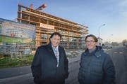 Verwaltungsratspräsident Johann Peter Bachmann (links) und Architekt Markus Schumacher vor dem zukünftigen Hotel Birdland in Sempach-Station. (Bild Eveline Beerkircher)