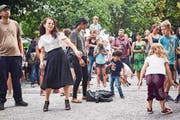 Gross und Klein sorgt am Luzerner Quai für gute Blue-Balls-Stimmung. (Bild: Jakob Ineichen (22. Juli 2017))