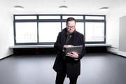 Rektor Markus Lüdin in einem noch leeren Schulzimmer im Neubau der Kantonsschule Menzingen. (Bild: Werner Schelbert (Zuger Zeitung) (Zuger Zeitung))