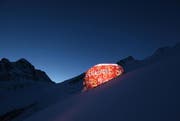 So wie die Hütte Chamanna Coaz im Engadin sollen auch die Brunnihütte und die Rugghubelhütte erstrahlen. (Bild: pd)