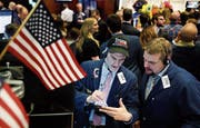 Zwei Trader diskutieren an der New Yorker Börse. (Bild: Justin Lane/EPA (30. November 2017))
